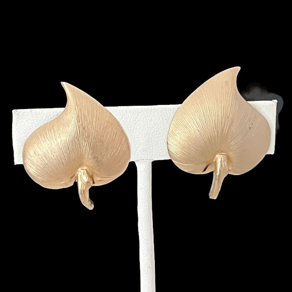 Vintage 1960s Giovanni Leaf Earrings Gold Tone Screw Back - 9M
